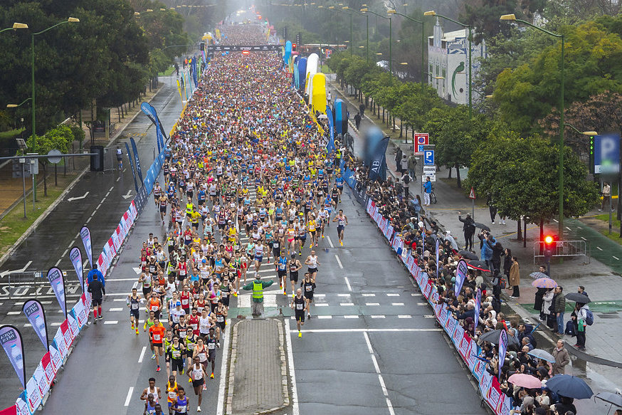 Marea de corredores en una avenida, vista desde arriba